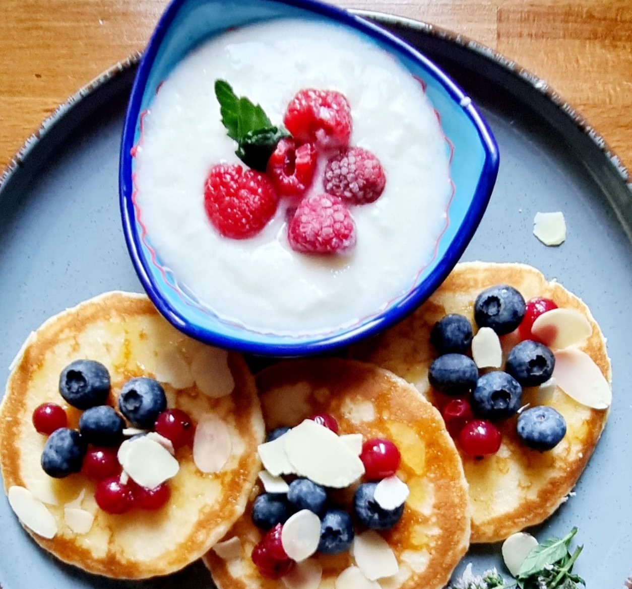 Mic dejun sănătos- clătite americane cu iaurt și fructe de pădure